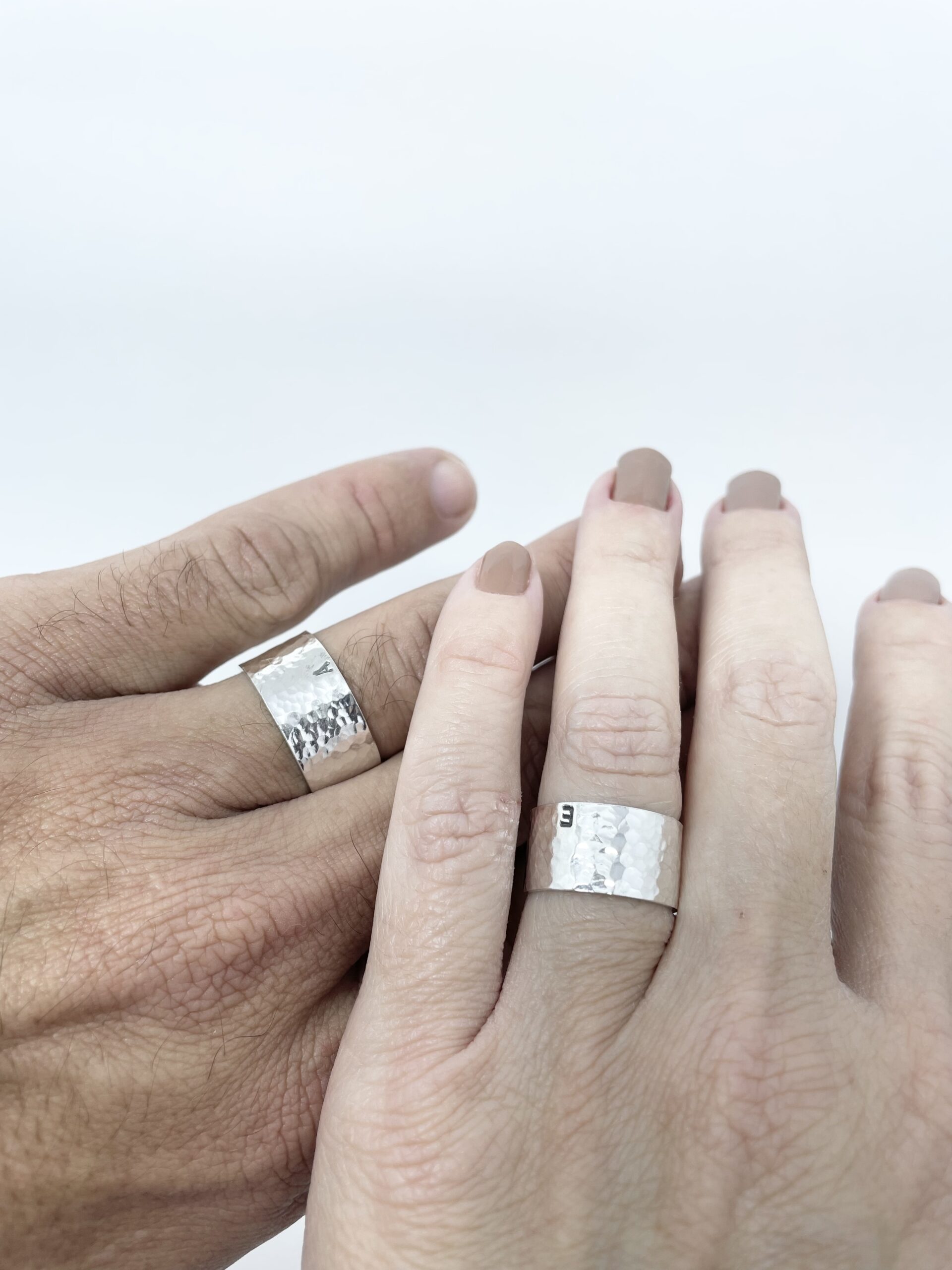 Aliança Textura 1 cm - Imagem 2