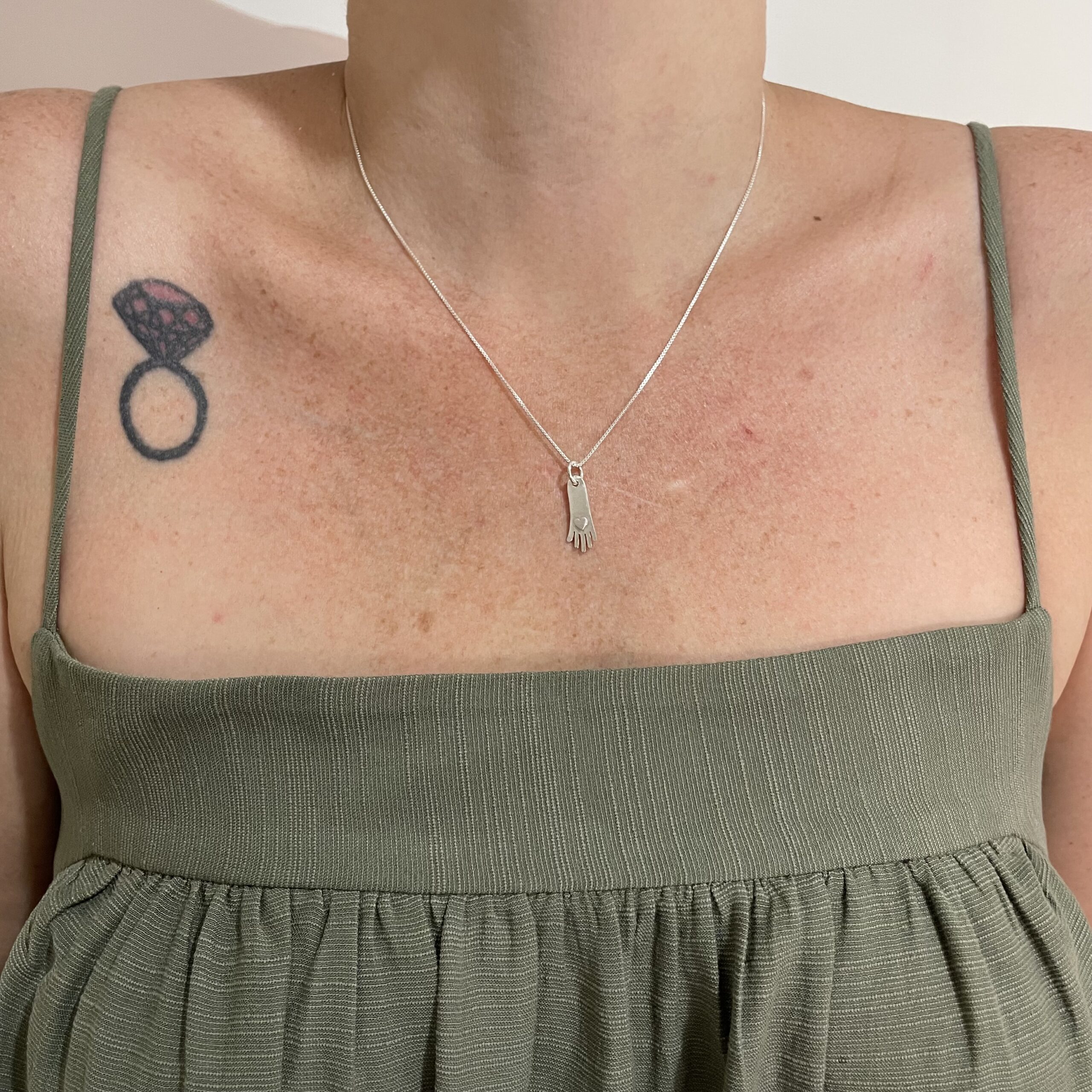 Pendente Coração na Mão - Imagem 2